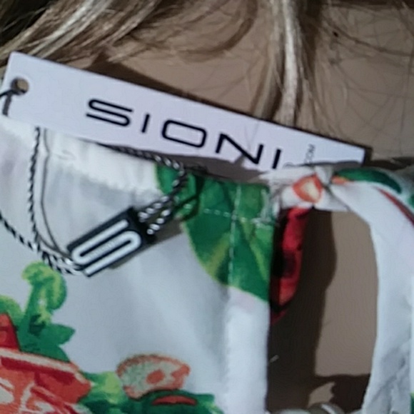 White and pink/ red roses top - Picture 5 of 7